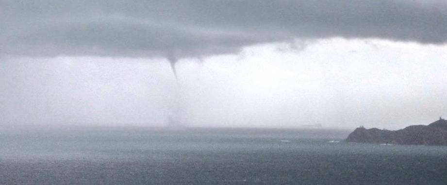 Le chasseur d'orages varois Tristan Bergen a pu observer et photographier dimanche matin une trombe marine à quelques encablures de l'île du Levant. 