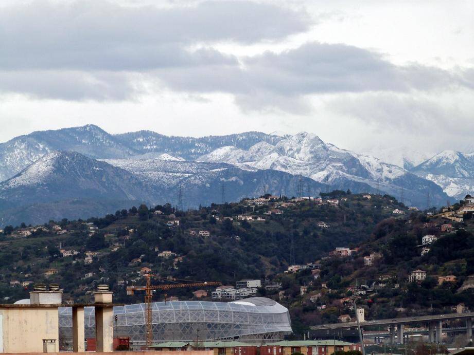 Une vue depuis St Laurent du Var avec l'Allianz Riviera au premier plan.