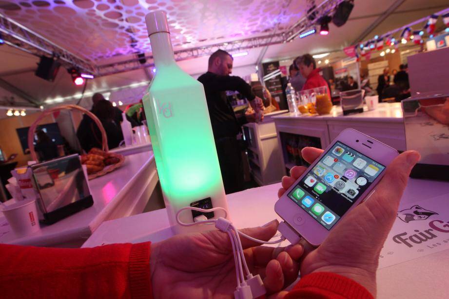 Au bar, en discothèque ou au restaurant, la Flash bottle recharge vos portables et périphériques. Pratique... et qui plus est design !