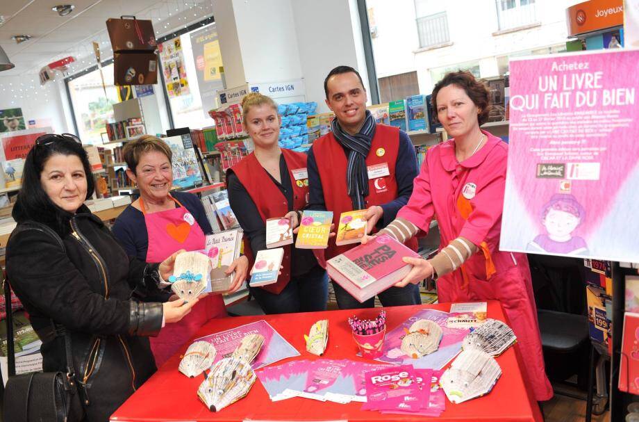 Des membres des Blouses Roses encadrés par Jérôme Réber directeur de Charlemagne.