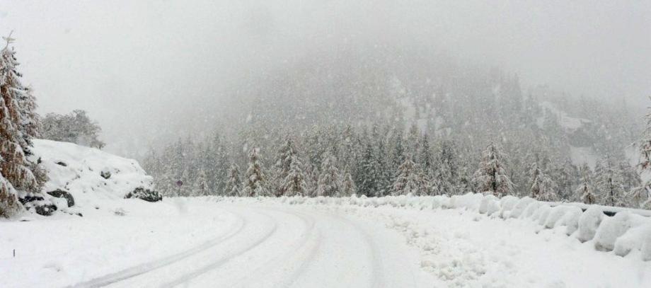 Une route enneigée dans les Alpes-Maritimes (image d'illustration)