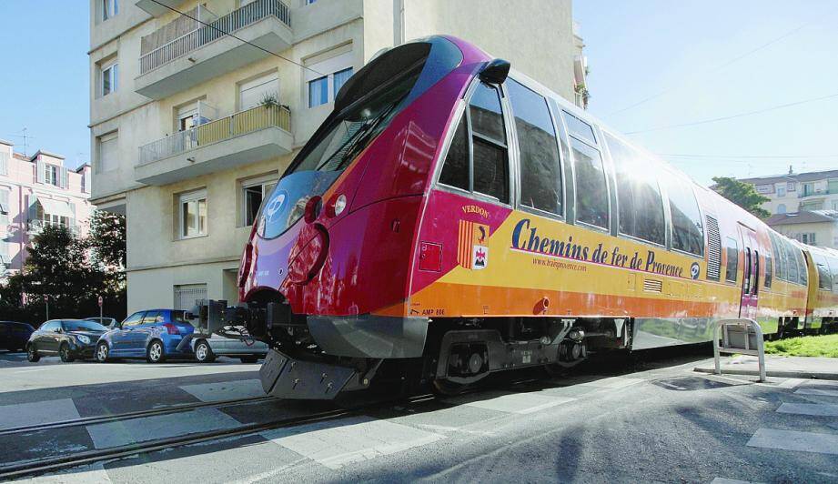 Le train relie le centre-ville de Nice à Saint-Isidore puis poursuit son chemin jusqu'à Digne.