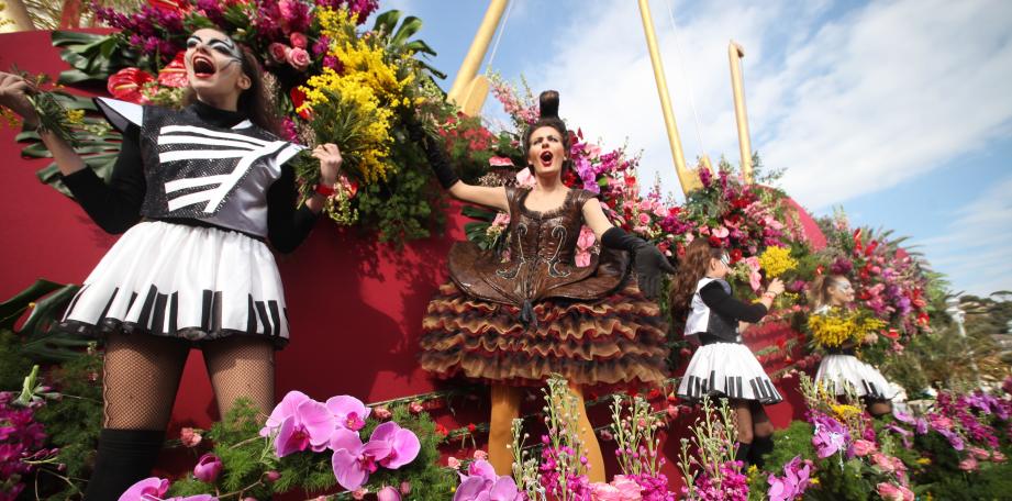 La dernière bataille de fleurs lors du Carnaval de Nice 2015