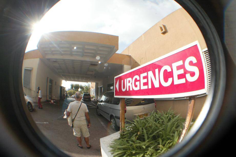 L'ENTREE DES URGENCES A L'HOPITAL DES BROUSSAILLES DE CANNES  