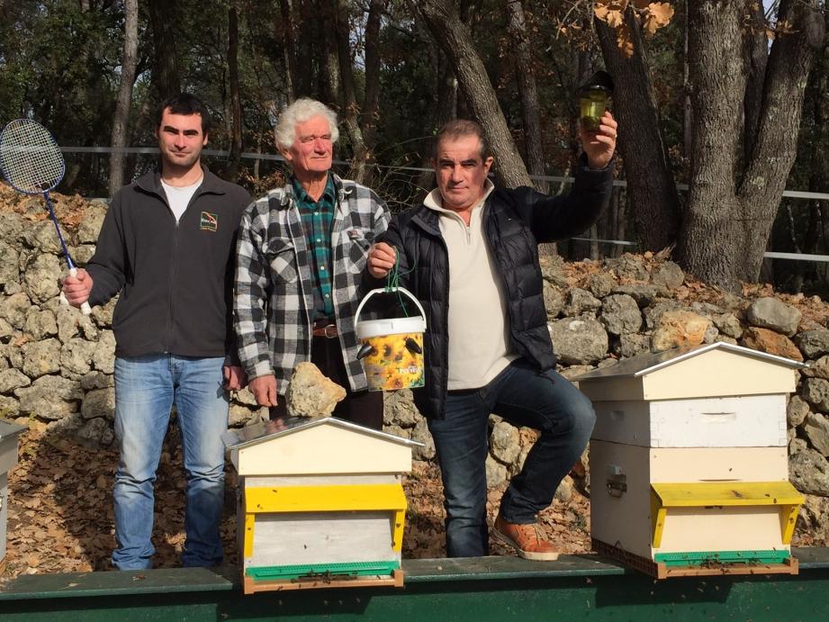 Pour Gilles Bremond, Jean Torniore et Patrick Pasquier, tous les moyens sont bons afin de piéger les frelons asiatiques et protéger leurs abeilles.