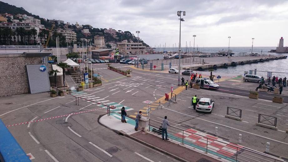 L'opération en cours au port de Nice. 