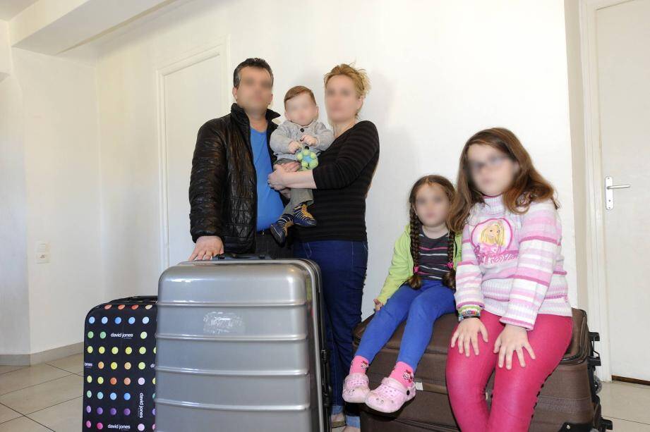 Les valises sont prêtes, comme pour un départ en vacances, mais le cœur n’y est pas pour cette famille qui, si elle rentre en Albanie, pourrait subir un bien funeste destin.	