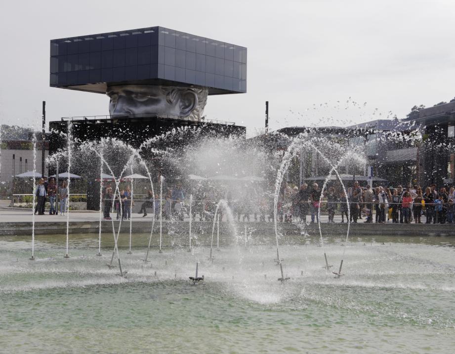 Même si le niveau sonore semble avoir été baissé et les shows écourtés, certains riverains ne cessent de se plaindre de ce « pilier de Polygone Riviera qui participe à l’attractivité des lieux ».	