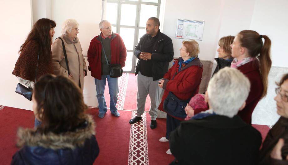 Tout au long de la journée, six guides étaient à la disposition des visiteurs en quête d’informations et renseignements sur la construction de la mosquée de Fréjus.	