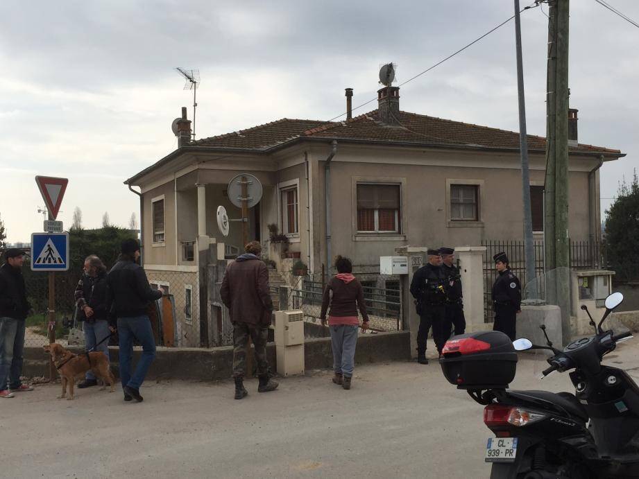 Des policiers ont été postés devant l'entrée de la maison des Venturino et empêchent toute personne de s'approcher.
