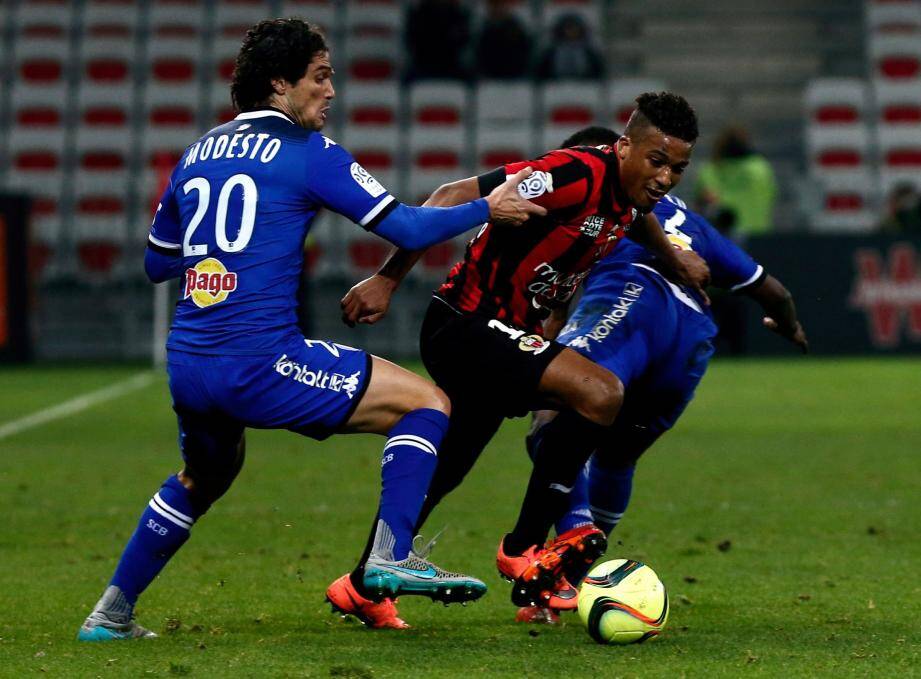 L'OGC Nice a été pris en tenailles face à des Batiais vainqueurs 2 à 0 à l'Allianz Riviera.