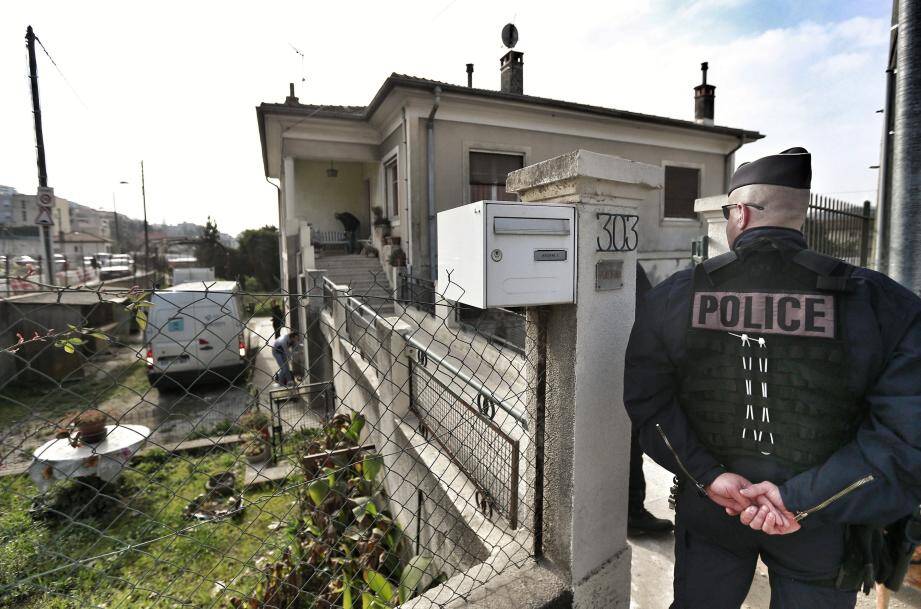 Un policier bloque l'entrée de la maison des Venturino à Nice. Quelques heures plus tôt les trois octogénaires ont été expulsés de leur villa.