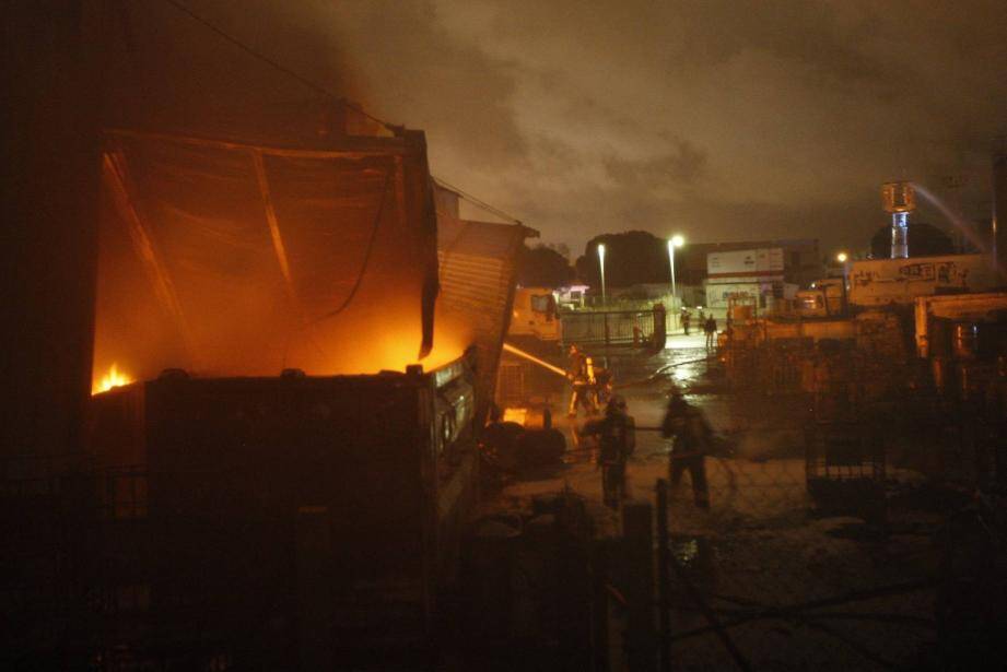 L'incendie s'est déclaré vers 19 heures dans un bâtiment annexe du centre de tri Véolia, dans la zone de Camp Laurent. 