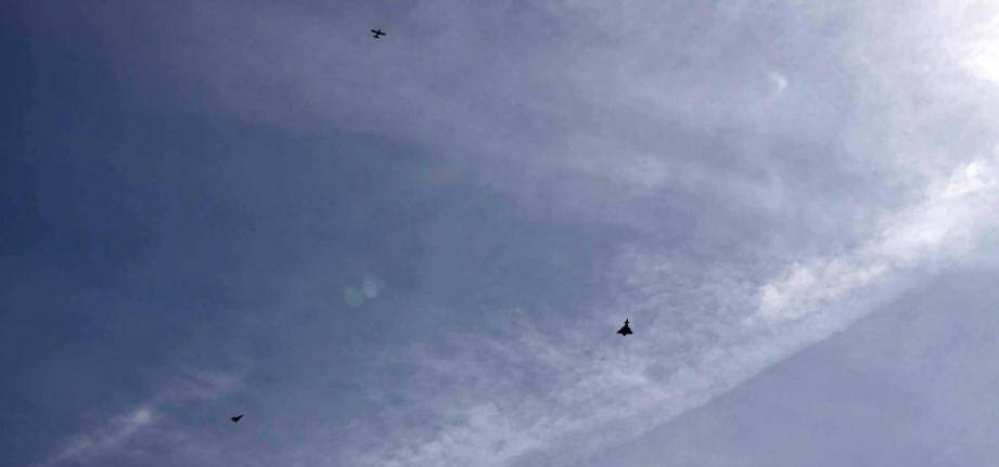 Les deux avions de chasse qui, lundi matin, ont traversé à basse altitude le ciel azuréen ne sont pas passés inaperçus.