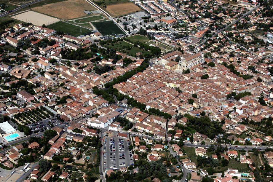 Véritable centre névralgique de la commune, tous les grands axes convergent vers la place Malherbes, également lieu de vie avec ses nombreuses terrasses et son marché hebdomadaire.
