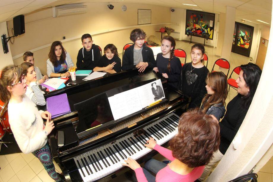 Les jeunes choristes de Fréjus répètent pour le concert de Raphaël.