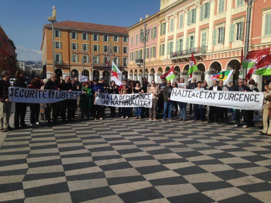 De très nombreux membres d'associations et simples citoyens ont manifesté, hier, place Masséna à Nice.