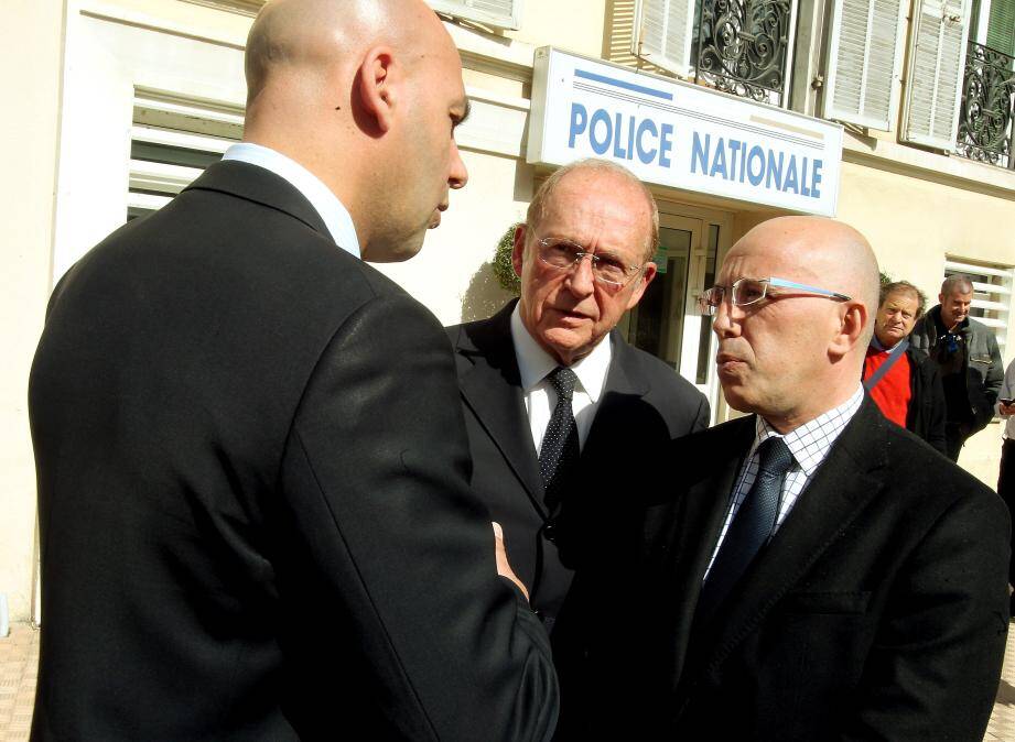 Le commissaire Frédéric Le Pollozec a accueilli Eric Ciotti et Jean-Claude Guibal au commissariat de Menton.