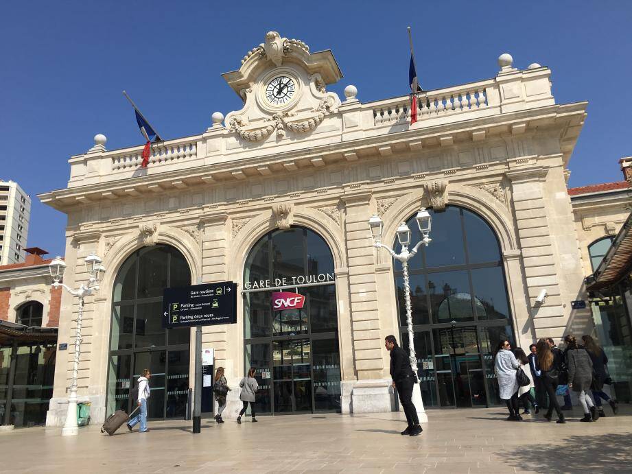 La gare de Toulon, déjà visée par des passages ponctuels de policiers, n'a pas fait l'objet de mesures supplémentaires de sécurité significatives.