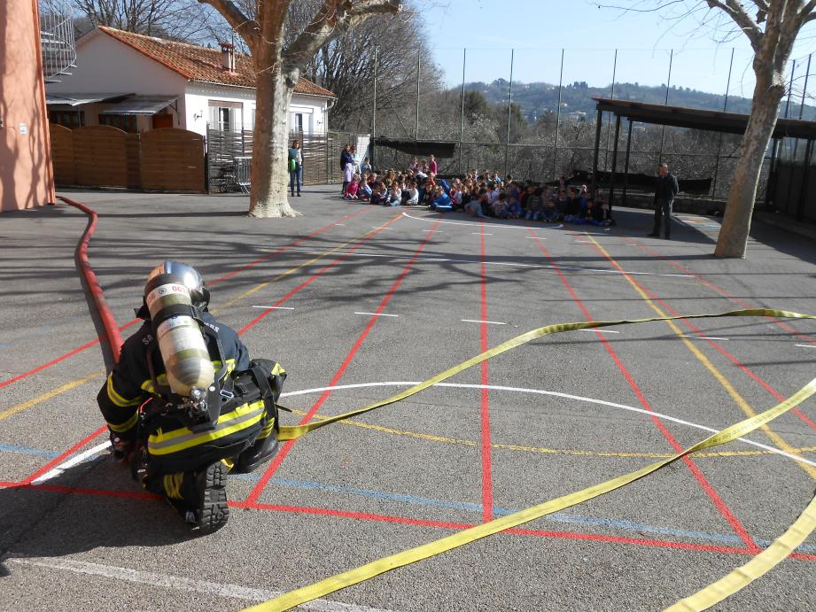 Les élèves de l'école Saint-Mathieu, à Grasse, ont bénéficié d'un exercice de simulation d'incendie en conditions réelles.