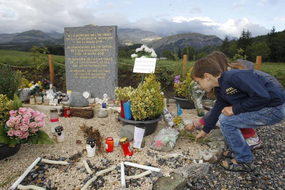 La stèle en hommage aux victimes de la Germanwings