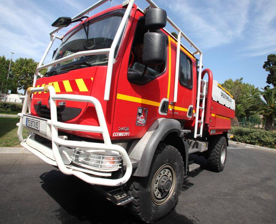 Un camion des sapeurs pompiers.