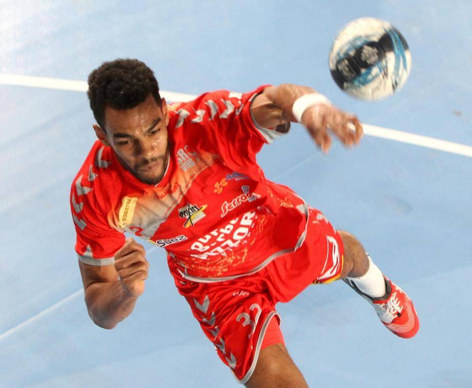 ©PHOTOPQR/NICE MATIN ; handball coupe d'europe salle jf Krakowki srvhb saint -Raphaël en rouge contre pfadi Winterthur en noirDI PANDA