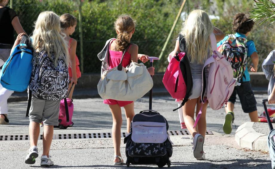 Des élèves dans une cour d'école.