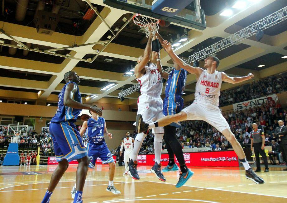 L'AS Monaco Basket s'est imposé contre les Sharks d Antibes.