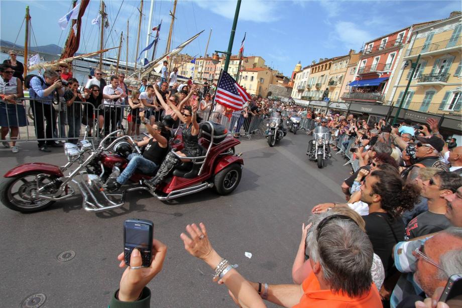 Parade Harley sur le port de Saint-Tropez.