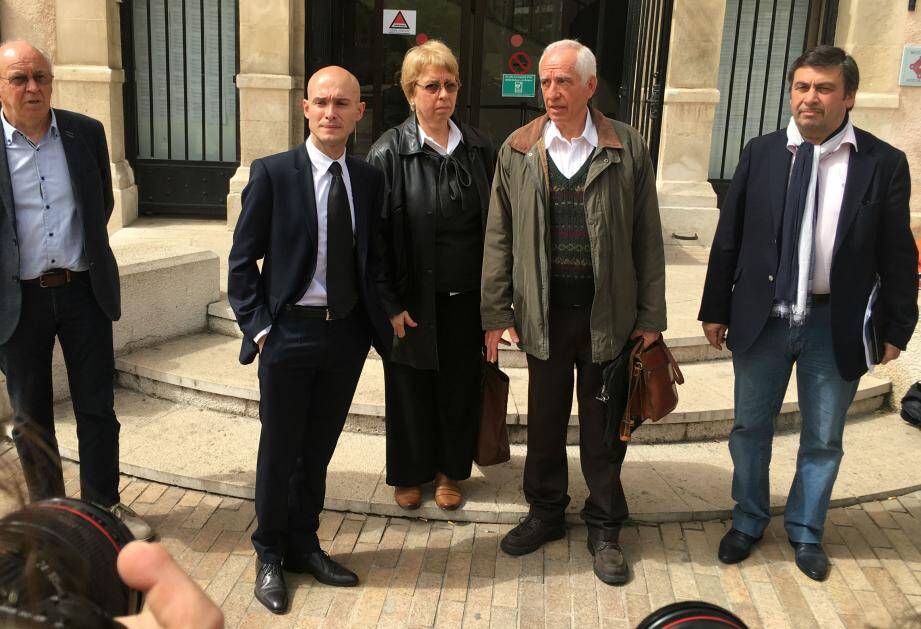 Les parents de Nicolas Pisapia entourés par Me Julien Pinelli et le conseiller municipal Jean-Marc Coppola, à la sortie de l'hôtel de ville de Marseille.