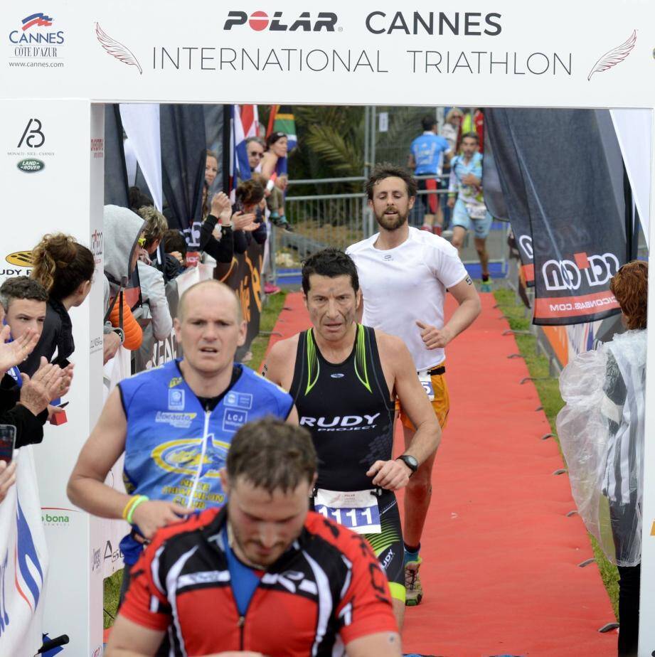 Le maire de Cannes David Lisnard (maillot noir) a bouclé son premier triathlon, ce dimanche