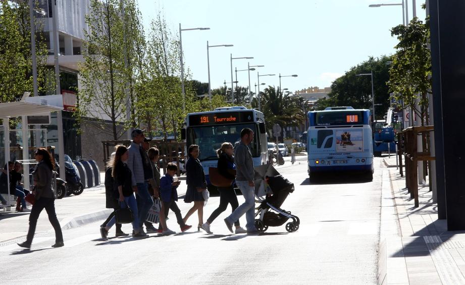 La cohabitation entre piétons et bus constitue un "danger grave et imminent", selon les conducteurs.