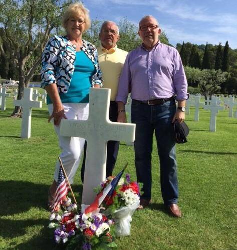 M. Dubreuil, Marry Ann Morris et son compagnon se sont recueillis sur la tombe du soldat au cimetière franco-américain de Draguignan, lors du Memorial day il y a quelques jours.