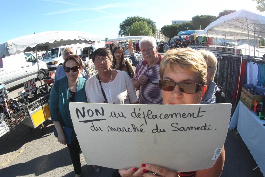  Le 15 juin dernier, déjà, les forains du marché des Arènes manifestaient contre une décision qu'ils estiment "néfaste pour leur gagne-pain". En vain.