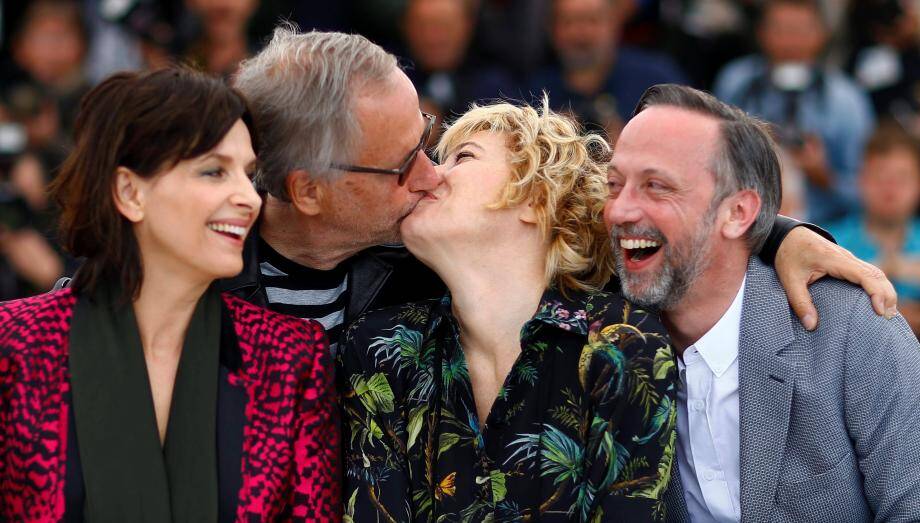 Fabrice Luchini et Valeria Bruni Tedeschi échangent un baiser lors du photocall du film "Ma Loute". 