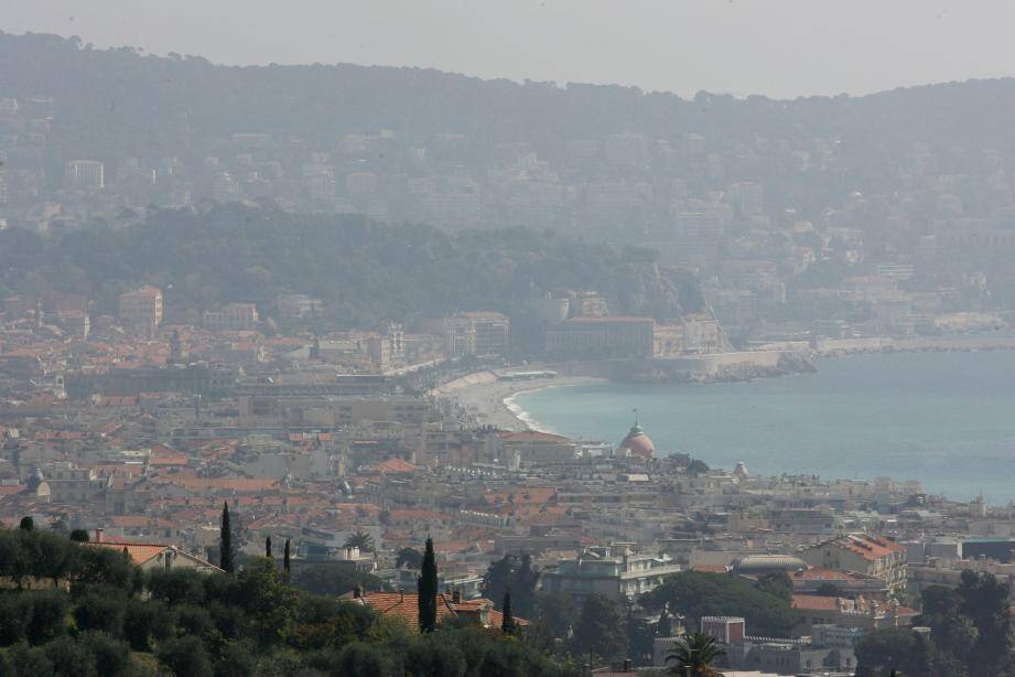 La pollution de l'air ambiant visible à Nice. 