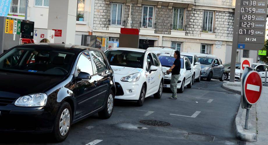 Les Niçois se ruent dans les stations services par crainte de pénurie d'essence.