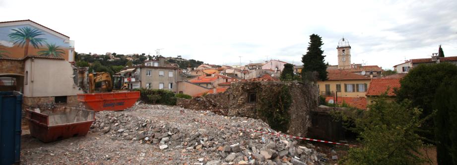 Ci-contre, l'intérieur de la bâtisse « très typique du patrimoine laurentin ». Ci-dessus, une partie des remparts dévoilés l'an passé.