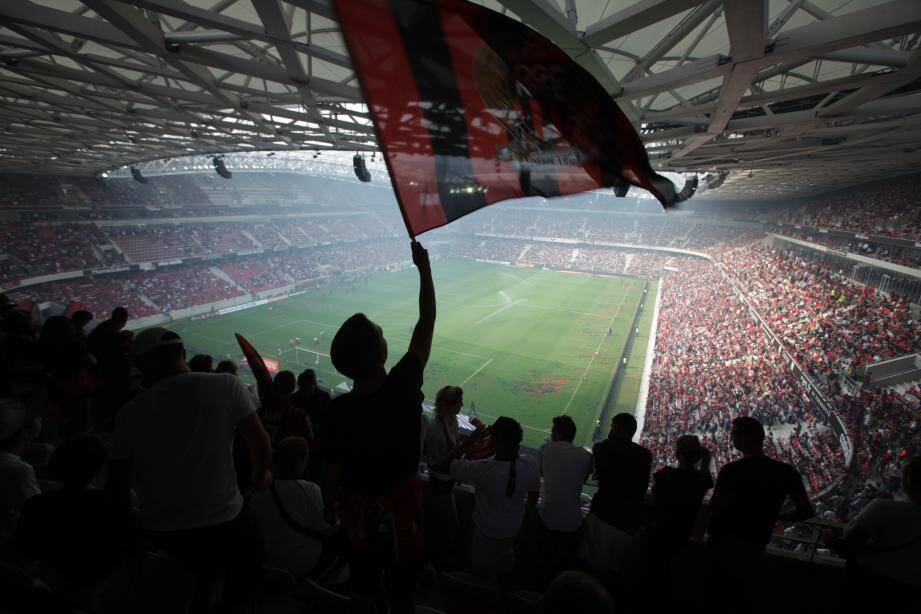 Des supporters niçois à l'Allianz Riviera.