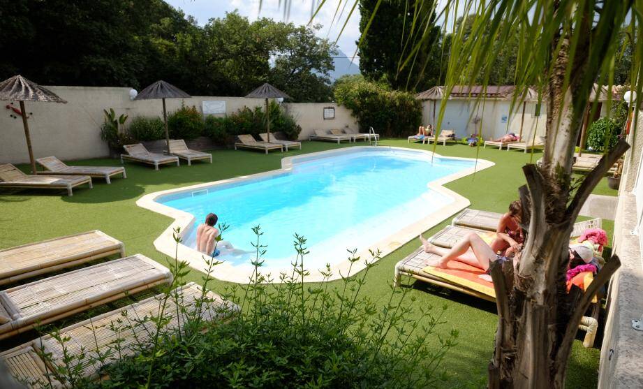 La piscine est chauffée par des panneaux solaires et une pompe à chaleur afin de diminuer la consommation d’énergie électrique.