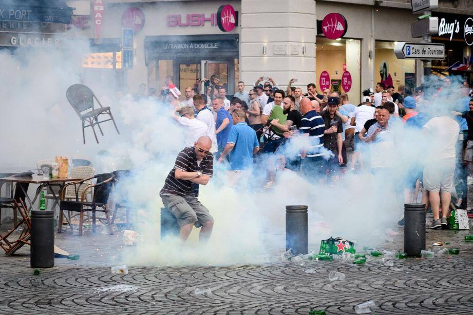 Les forces de l'ordre ont dû disperser les supporters à coups de lacrymogènes. 