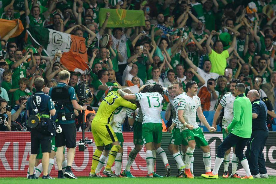 Les joueurs irlandais fêtent leur victoire contre l'Italie.