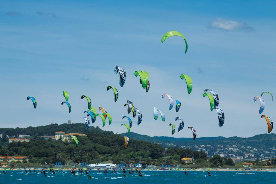 Les kitesurfs sous surveillance à Hyères - Var-Matin