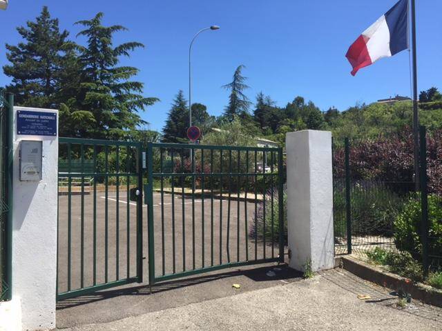 C’est menotté et encadré par les militaires que le conducteur a fini par réussir à franchir le portail qui, quelques minutes auparavant, avait résisté à l’assaut de sa fourgonnette.