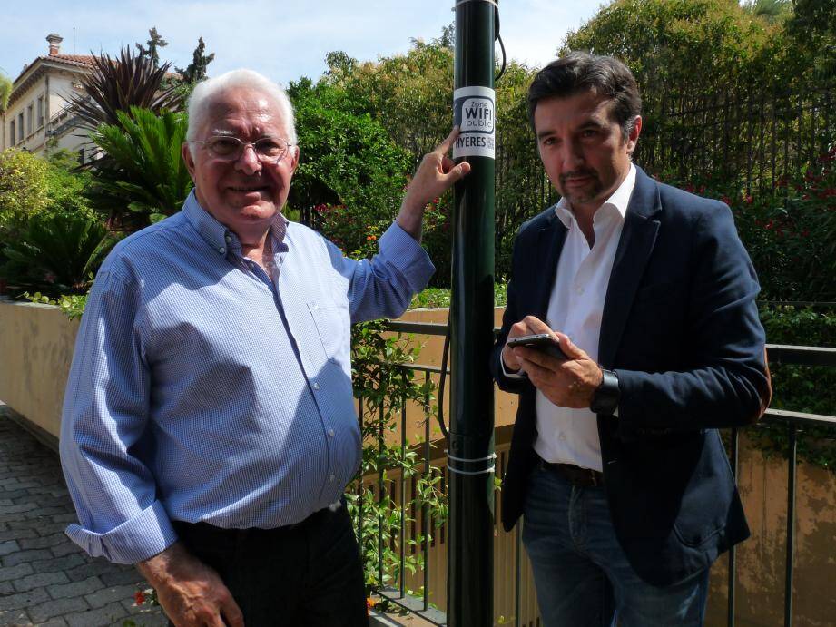 Le maire Jean-Pierre Giran et son conseiller municipal chargé du numérique, Sébastien Fratellia, ont testé le point Wifi proche de la mairie.  