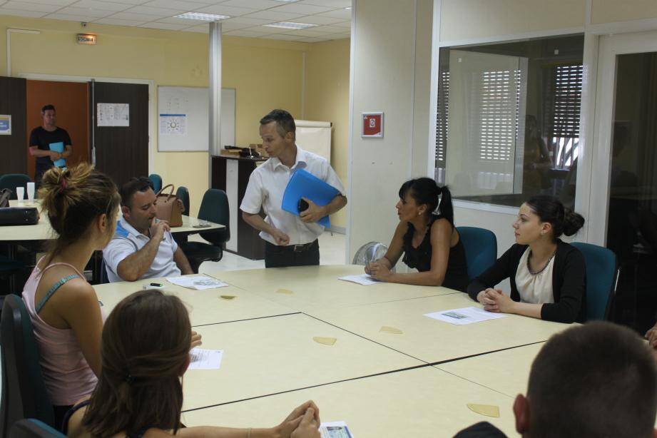 Jeudi après-midi, neuf candidats étaient présents pour passer le code dans les locaux de La Poste, sous la surveillance de Loïc Bruno (au centre) et d'un autre examinateur. 