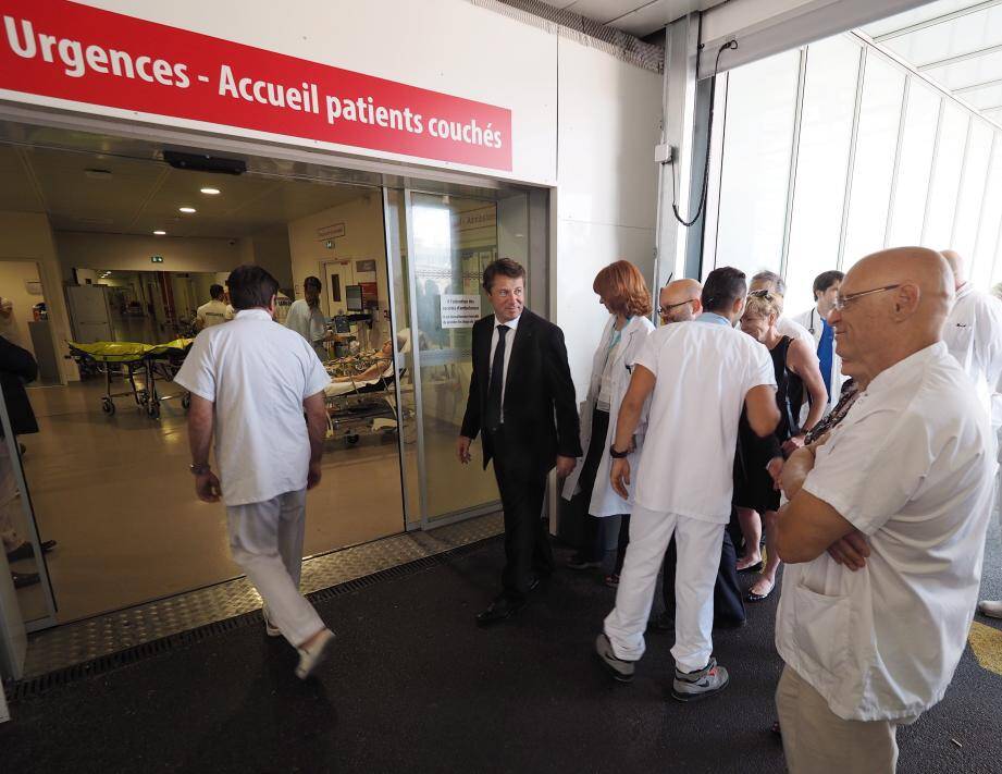Hier, le président du conseil de surveillance de l'hôpital et le maire de Nice ont rendu visite aux personnels de Pasteur 2.
