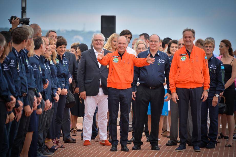 Le prince Albert II, qui a engagé le pays pour soutenir Solar Impulse dès son lancement, a tenu à recevoir hier l'ensemble  de l'équipe, qui a formé une haie d'honneur aux pilotes, sur la terrasse du Yacht-club.