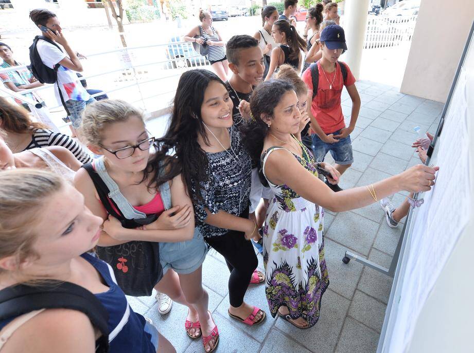 Les collégiens cherchent leur nom sur les listes d'admis au brevet. 